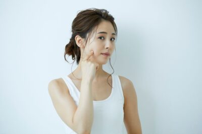 頬のたるみを改善する方法は？セルフケアと治療方法を解説のアイキャッチ画像