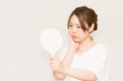 フェイスラインのたるみを引き締めるには？原因やセルフケア方法について解説のアイキャッチ画像