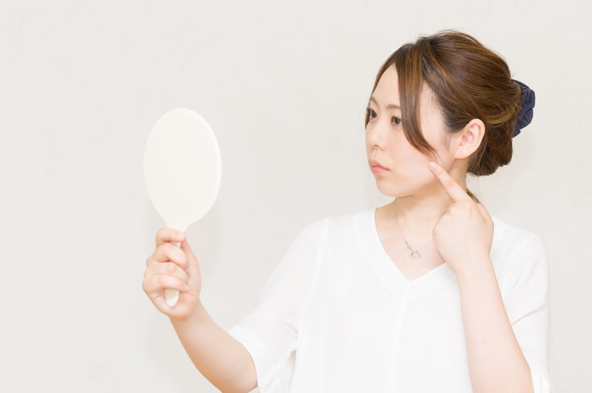 フェイスラインのたるみを引き起こす原因
